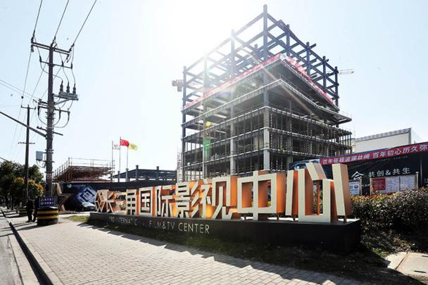 虚拟影棚开始展示后,前来参观的也不乏传统置景人