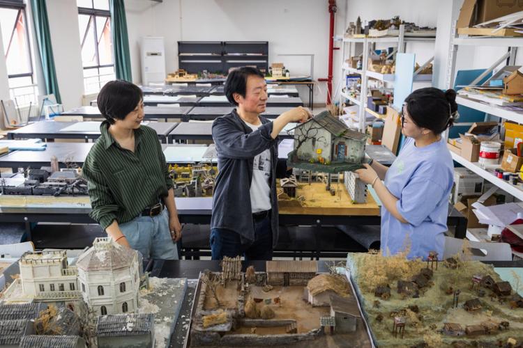 讨论模型制作影视工业离不开美术置景,微缩模型制作在